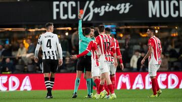 El colegiado expulsó a Yáñez tras ser advertido por el VAR.