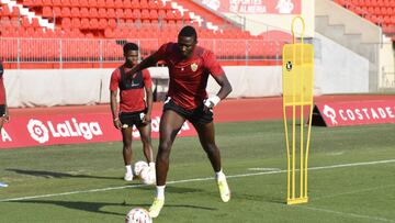 Sadiq durante un entrenamiento,. Detr&aacute;s de &eacute;l Ramazani.