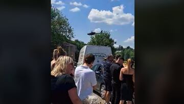 Un ‘tiktoker’ finge su muerte y aparece en helicóptero el día de su funeral