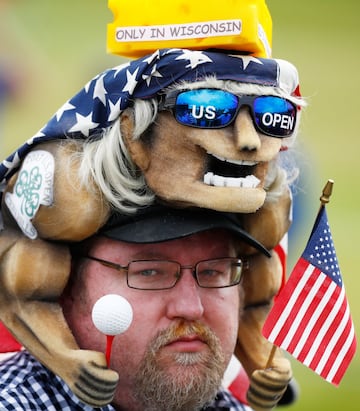 Este seguidor estadounidense anima a sus compatriotas en el U.S. Open que se disputa en el campo de golf de Erin Hills en la localidad de Hartford, Wisconsin.