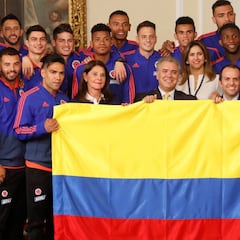 Presidente entrega pabellón nacional a Selección Colombia