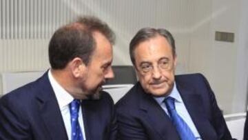 <b>APOYO. </b>Torres charla con Florentino; a la derecha, la presentación.