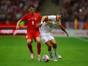 Arda Güler, con el dorsal 8, disputa un balón con Jakub Kiwior en el amistoso entre Polonia y Turquía disputado el 10 de junio en Varsovia.