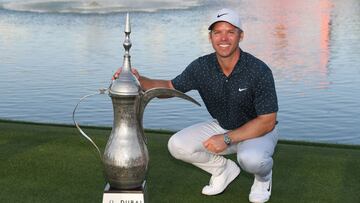 Paul Casey posa junto a su título en Dubái.