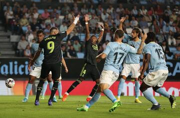 Los jugadores del Real Madrid reclaman mano de Tapia.