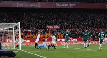 Ben Yedder empató el partido. 1-1.
