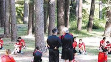 <b>EN PLENO TRABAJO. </b>Bianchi no pierde detalle de la sesión en los pinares de San Rafael.