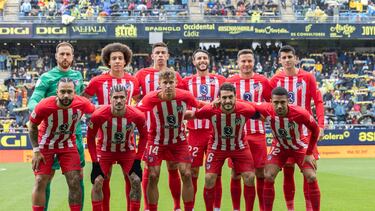 Once del Atlético que se midió al Cádiz.