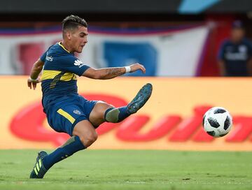 Jugó de titular el día decisivo ante Francia en el Mundial tras una temporada extraordinaria en Boca y sigue en el equipo con Scaloni. Tuvo ofertas importantes como la del Arsenal. Extremo, rápido, con potencia. El mejor jugador de la última liga argentina.