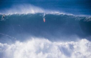 Tom Butler no solo tocó la guitarra y sufrió wipeouts, sino que también domó en ocasiones la ola portuguesa. ¡Venganza!