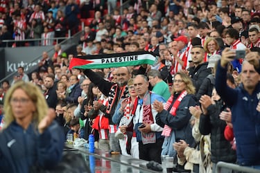 El Athletic organizó un acto de solidaridad con la comunidad palestina refugiada en en el partido ante el Mallorca en San Mamés.