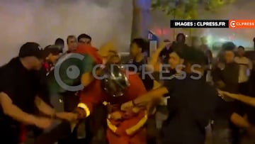 Es la imagen de la vergüenza en Francia: la violenta agresión en grupo a un bombero en París