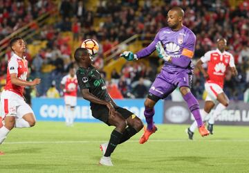 Santa Fe y Deportivo Cali empataron 1-1 en El Campín en el juego de ida de los cuartos de final de la Copa Sudamericana. Ezequiel Palomeque y Wilson Morelo (de penal) fueron los autores de los goles del partido que tuvo la primera aplicación del VAR en Colombia para anular una acción de gol de Arley Rodríguez por fuera de juego.