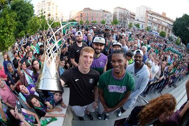 El Unicaja de Málaga celebra su segundo título de la BCL (Basketball Champions League) en La Parroquia, Basílica y Real Santuario de Santa María de la Victoria y de la Merced.