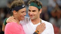 Roger Federer y Rafael Nadal se saludan durante el partido Match In &Aacute;frica celebrado en el Cape Town Stadium de Ciudad del Cabo (Sud&aacute;frica).