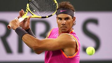 Rafa Nadal devuelve una bola a Jared Donaldson durante su partido en el  BNP Paribas Open en el Indian Wells Tennis Garden de Indian Wells, California.