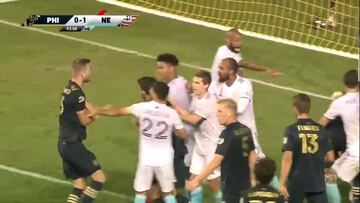 Perdió el tiempo de forma nada sutil: ¡fueron 4 a encararlo!