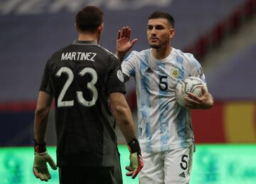 El encuentro terminó 1-1 tras los noventa minutos. Lautaro Martínez y Luis Díaz anotaron y la clasificación se definió desde los once pasos. Los de Scaloni se impusieron 3-2 y ahora jugarán la final ante Brasil. 