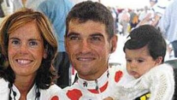 <b>LA FAMILIA GALDEANO.</B> Igor Galdeano recibió en la salida de Santander la visita de su esposa, Nerea, y su hija, Naia.