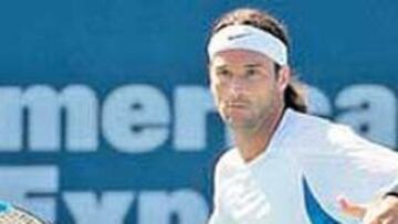 <b>ADELANTE. </b>Carlos Moyá no tuvo problemas frente a Gremelmayr.