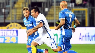 ITA01. EMPOLI (ITALIA), 21/09/2016.- Gary Medel (c) de Inter disputa el bal&oacute;n con Federico Dimarco (i) y Massimo Maccarone (d) de Empoli hoy, mi&eacute;rcoles 21 de septiembre de 2016, durante un partido de la Seria A Italiana realizado en el estadio Carlo Castellani en Empoli (Italia). EFE/CLAUDIO GIOVANNINI