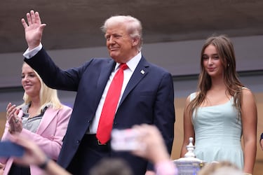 El presidente de Estados Unidos, Donald Trump, y su nieta, Arabella Kushner, asisten a la final individual masculina entre Jannik Sinner y Carlos Alcaraz.