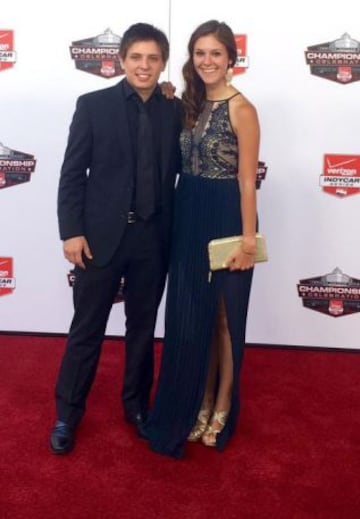 Gabby Chaves junto a su novia en la alfombra roja.