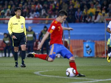 Contragolpe de España. El balón lo tiene Jesús Navas, que se abre por la banda derecha. Mientras David Villa se queda un poco rezagado para poder recibir con tranquilidad...