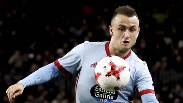 Stanislav Lobotka, con el bal&oacute;n durante un partido del Celta en la temporada 2017-2018.