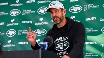 Aaron Rodgers aceptó un nuevo contrato con los New York Jets para aliviar el impacto en el tope salarial del equipo.