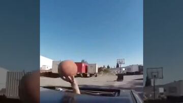 Vídeo: La canasta viral anotada desde un carro en movimiento que rompió las redes