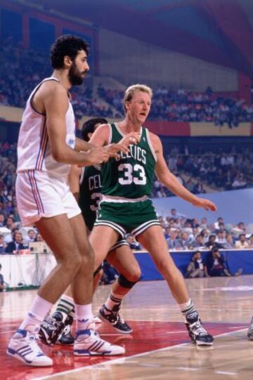 Larry Bird y Vlade Divac en el partido Boston Celtics-Yugoslavia.