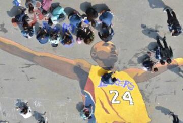 Estudiantes de la escuela de arte de Shenyang (China) realizan un retrato de Kobe Bryant para homenajear sus 20 años de carrera deportiva en el día de su despedida de la NBA.