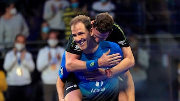 El jugador de pádel Juan Martín Díaz, durante un partido junto a Paquito Navarro.