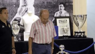 Seguidores y aficionados se despiden del presidente de honor del Real Madrid, Alfredo Di Stéfano, en la capilla ardiente instalada en el palco de honor del Santiago Bernabéu. 