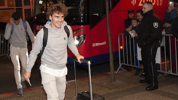 Griezmann, en la llegada anoche del Atl&eacute;tico a San Sebasti&aacute;n para jugar en Anoeta. 