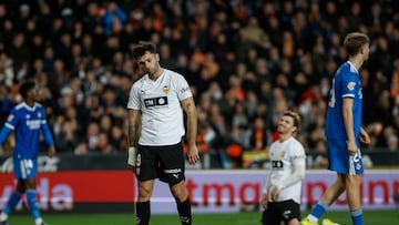 VALENCIA, 08/02/2026.- El delantero del Valencia Hugo Duro (i) tras el gol marcado por Álvaro Carreras durante el partido de LaLiga de fútbol que Valencia CF y Real Madrid disputan este domingo en el estadio de Mestalla. EFE/Kai Forsterling
