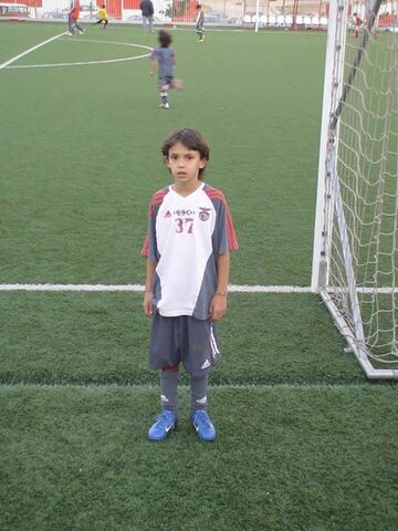 El joven talentoso hizo pruebas de pequeño con los principales equipos del país. En la imagen con la equipación del Benfica.