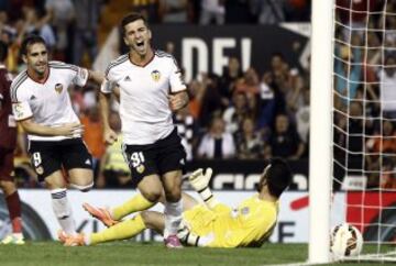 El lateral del Valencia Gayá celebra tras marcar el segundo gol ante el Córdoba, durante el partido de la quinta jornada de Liga en Primera División que disputan esta noche en el estadio de Mestalla, en Valencia.