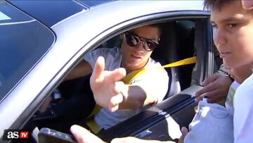 Cristiano schools fan on how to take his photo: "Take it from there!"