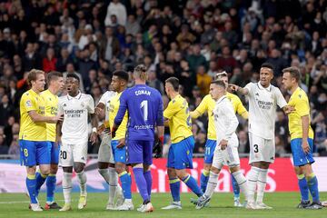 El enfrentamiento de Vinicius con Fali terminó con una tarjeta amarilla para cada uno. El jugador del Real Madrid le recriminaba al central del Cádiz un codazo sobre Rodrygo.