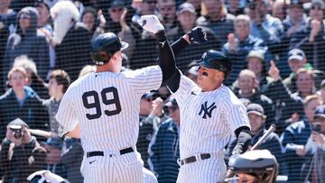 New York (United States), 30/03/2023.- The Yankees' Aaron Judge (L) celebrates hitting a a home run with teammate Anthony Rizzo (R) during the first inning as the Giants' Roberto Perez (R) looks on during the first inning of the game between the San Fransisco Giants and the New York Yankees at Yankees Stadium in the Bronx borough of New York, New York, USA, 30 March 2023. Today is the Opening Day of Major League Baseball'Äôs 2023-2024 season. (Abierto, Laos, Estados Unidos, Nueva York) EFE/EPA/JUSTIN LANE
