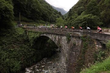 El pelotón a su paso por los Pirineos en la etapa 6 del Tour.