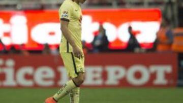 Paolo Goltz sale del campo después de ser expulsado por Fernando Guerrero frente a Chivas.