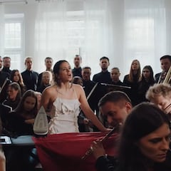 Rosalía presenta la letra de 'Berkein' en alemán, español e inglés para su nuevo giro.