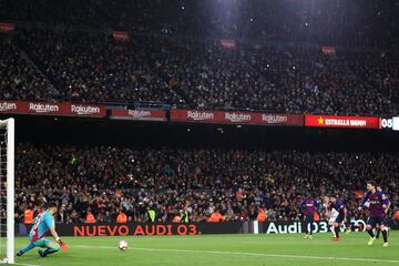 El jugador del Barcelona Messi marca el 2-1 al Rayo Vallecano de penalti. 