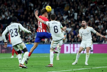 1-1. Toca de cabeza Memphis Depay, el balón se queda en el aire y ante la indecisión de Dani Carvajal y Nacho Fernández, Marcos Llorente, con un potente testarazo, supera a Andriy Lunin.