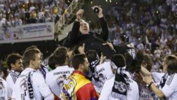 Carlo Ancelotti, manteado por sus jugadores.