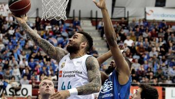 GRAF4167. SAN SEBASTIÁN, 21/01/2018.- El alero sueco del Real Madrid, Jeffery Taylor (2i), entra a canasta ante los jugadores del Delteco GBC, durante el encuentro correspondiente a la jornada 17 de la Liga Endesa que disputan esta tarde en el Dono