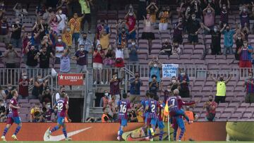 Los jugadores del Barcelona celebran un gol.